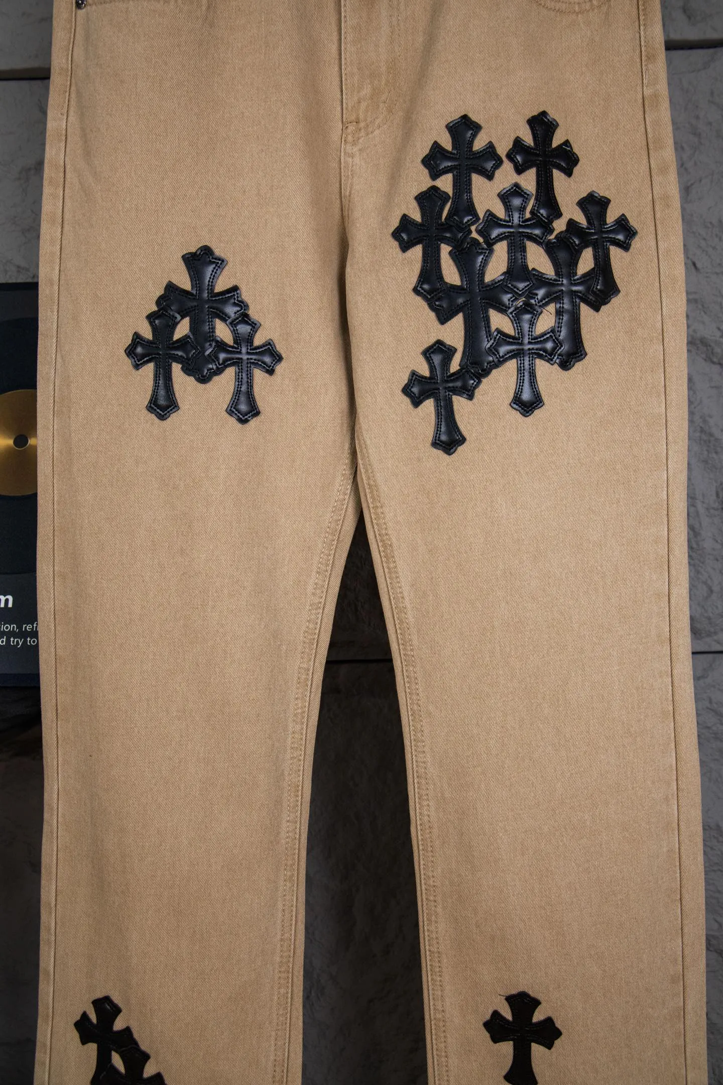 P260 top version CH Chromehearts Miami-limited black cross patch khaki jeans, counter price 34W level, patch cross pattern embellishment, washed jeans! ! An absolutely high-end luxury product, a 1.9W-level god-level single product, a super popular product, made by top heavy industry, a magic weapon that cannot be missed! [About Zangyin] This is an extremely luxurious fashion brand that can also be called the aristocracy of the high street. It has always been an exclusive brand for some hipsters or rich second generations. Compared with ordinary high streets, it is more luxurious and noble. Compared with luxury brands, it is more fashionable and individual. It has always been a brand that I have a special liking for. [Top heavy industry fashion design] Consistently high-street luxury style. Speaking of this style, the Zangyin family and GU family are definitely the leading representative brands. Especially the Zangyin family has really achieved a state-of-the-art effect in creating high-street style. The unique washed material is used to create this style. The color system is already quite eye-catching. After it is decorated with patchwork cross flowers, it cleverly highlights the charm of the brand. Secondly, this style uses classic The high-waist cutting design highlights the long legs and fashionable temperament of the upper body. The brand is highly recognizable and the slim fit configuration is more suitable for daily wear. It is a product that interprets personality, fashion, and specifications at a glance. This single product is enough to make any fan excited. It can be a white T-shirt for a youthful college style, or a tight suspender for a royal style. It has strong matching ability and can be easily controlled by men.  [Materials and craftsmanship] Needless to say, this point goes without saying. As an excellent craftsman brand, Zangyin’s requirements for details and craftsmanship are really perfect. The washed color of this model has gone through so many processes, not to mention the embellishment of denim appliques. It is also purely hand-made and sewn. Just like what they believe in, only hand-made things have soul and have the meaning of wear. A top-notch heavy-duty fashionable denim item, I look forward to your perfect interpretation! !  Color: Khaki Size: 28-34